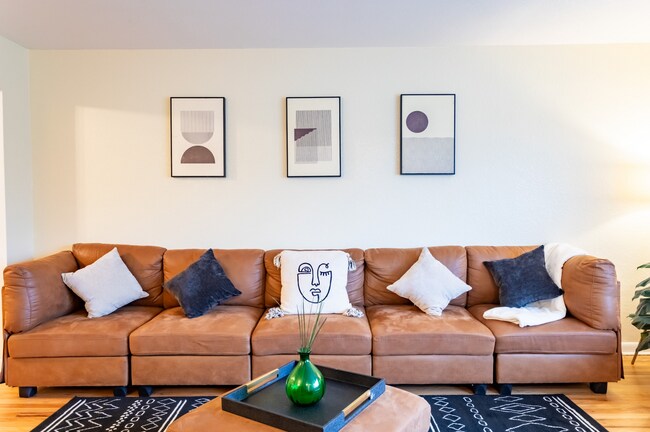 Building Photo - Spacious Updated Unit of Quadplex Availabl...