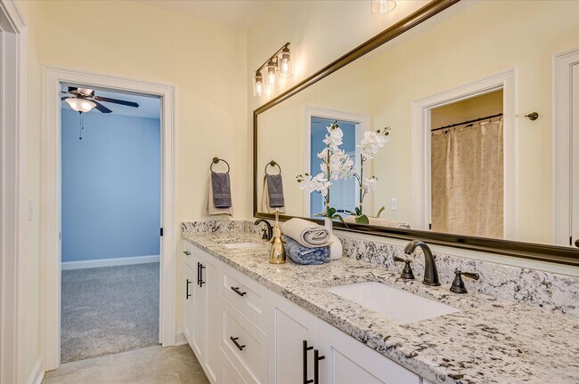 Building Photo - 3067 Rosewood Dr