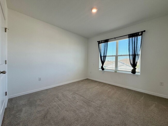 Building Photo - Beautiful 4 bed/3 bath 2 story!