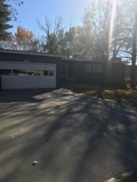 Building Photo - 5 BEDROOM GREAT WEST END LOCATION!!