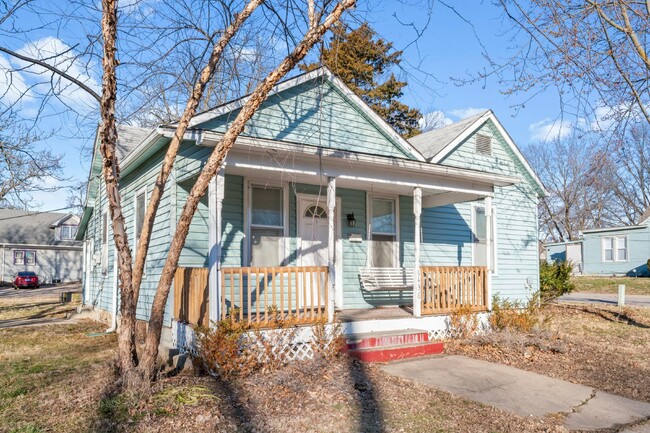 Building Photo - Charming 2 Bed, 1 Bath Lenexa Home with Modern Amenities!