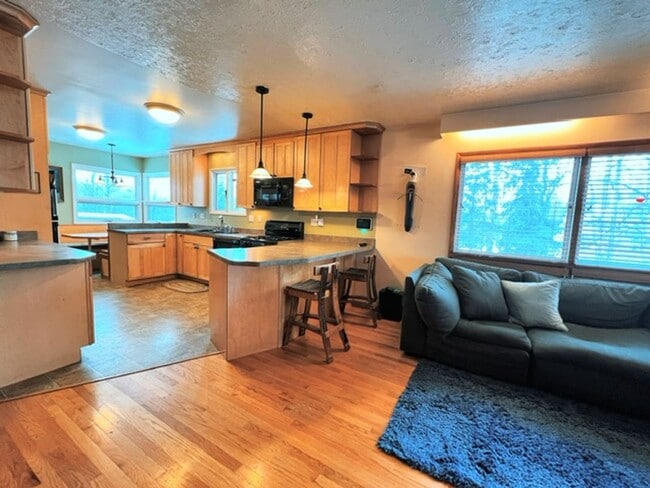 Building Photo - Spacious Midtown Two Bedroom with Utilitie...