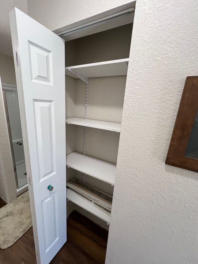 Building Photo - Newly Remodeled 1 Bedroom