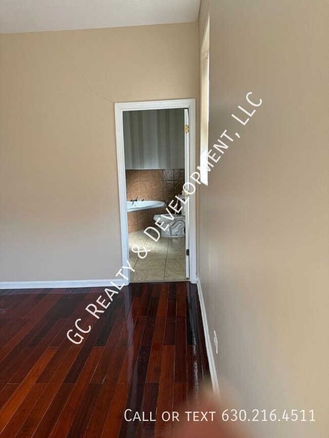 Building Photo - 5816 S Michigan-Unit 2