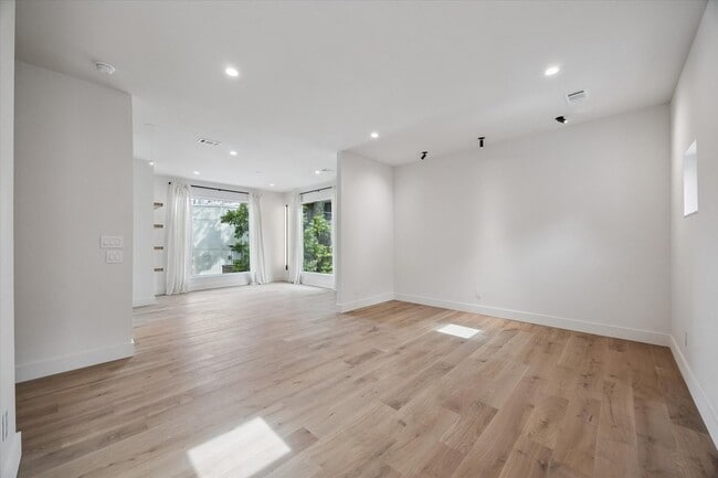 Building Photo - 3512 Mt Vernon St