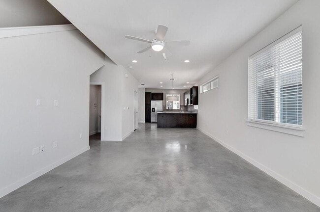 Building Photo - 801 N Bluff Dr