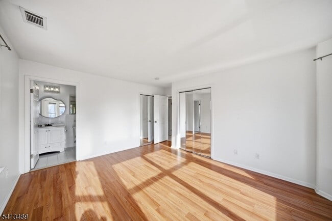 Building Photo - 8 Jennifer Dr