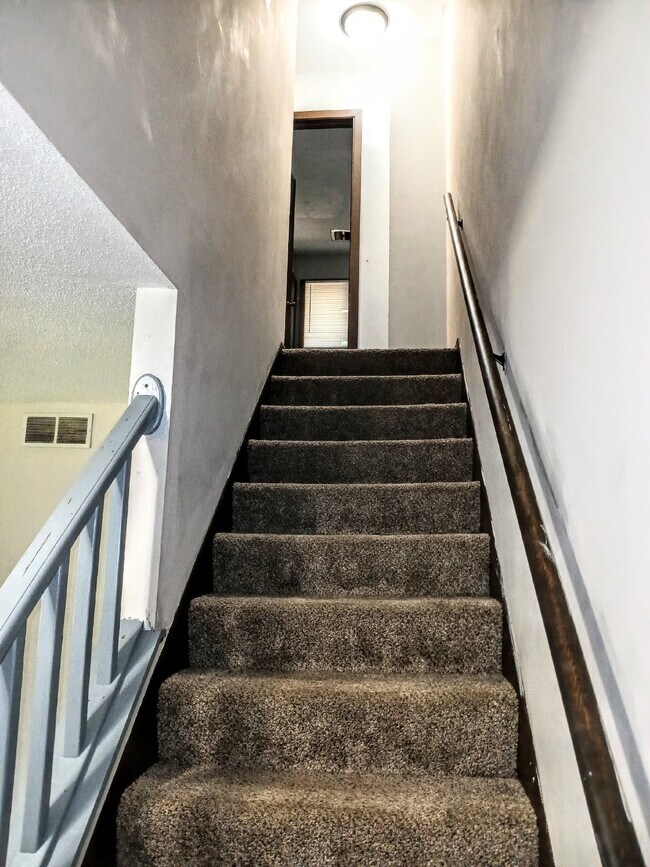 Building Photo - 3 Bedroom 2 Bath in Burnsville