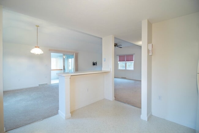 Building Photo - 59 Brookbend Way E
