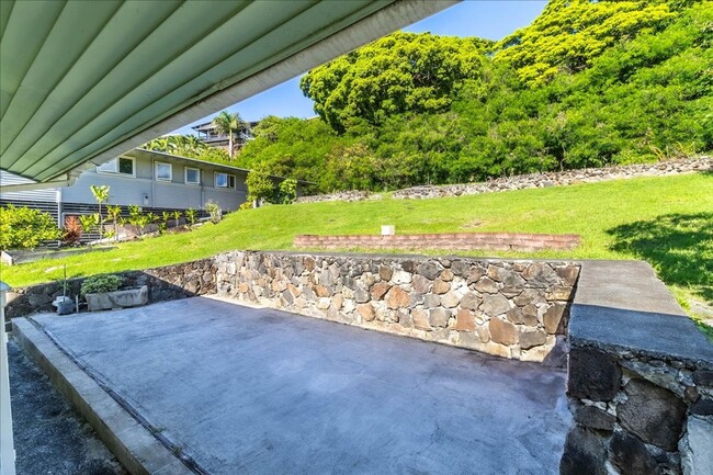 Building Photo - Lovely Moanalua Valley home with spacious ...