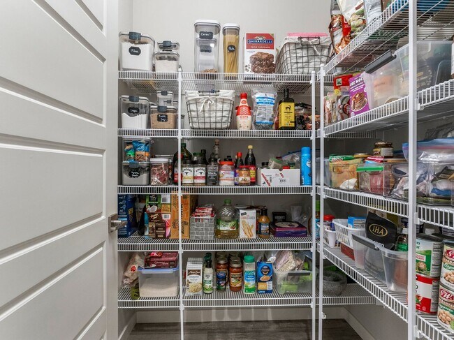 Building Photo - Stunning 4 Bed/2.5 Bath Modern Farmhouse in Scouters Mountain - HV