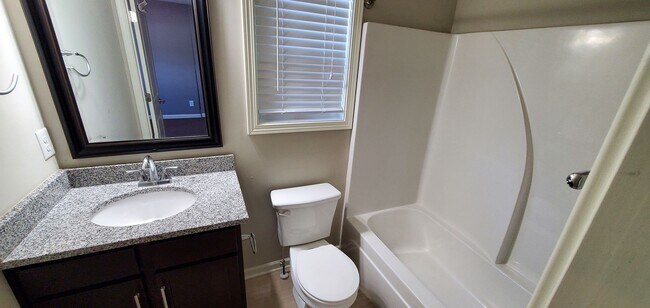 Building Photo - Preleasing for Fall 2026 - 4 Bedroom 4 Bat...