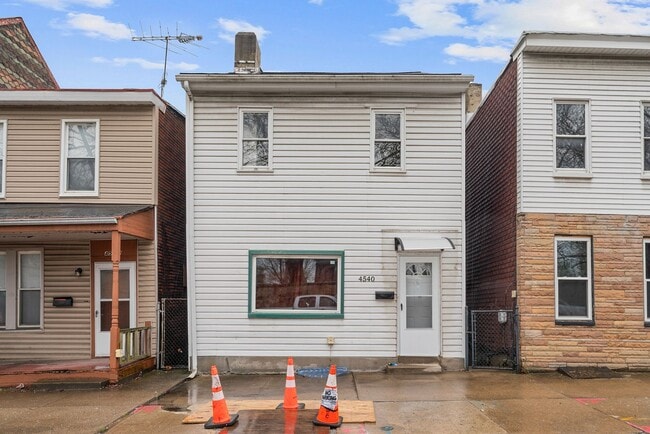 Building Photo - 2 bed 1 bath - all updated, central air, laundry, great location