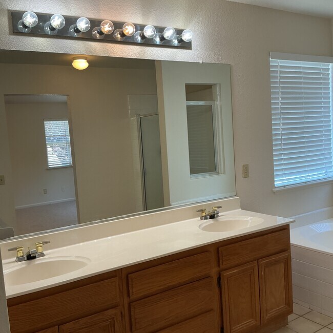 Building Photo - 8852 Gemwood Way