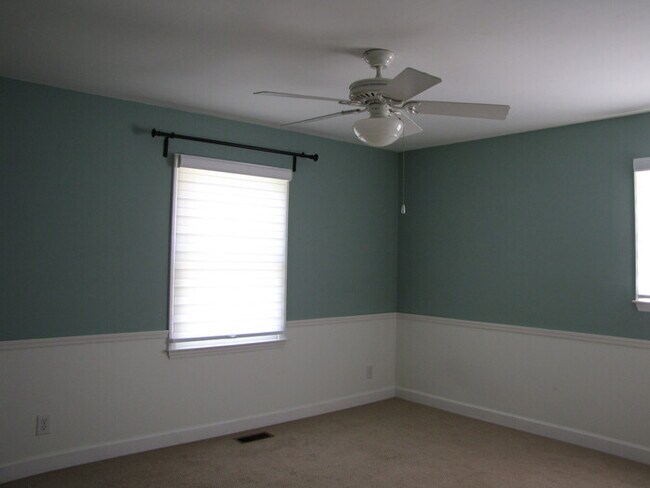 Building Photo - 513 Chivalry Dr