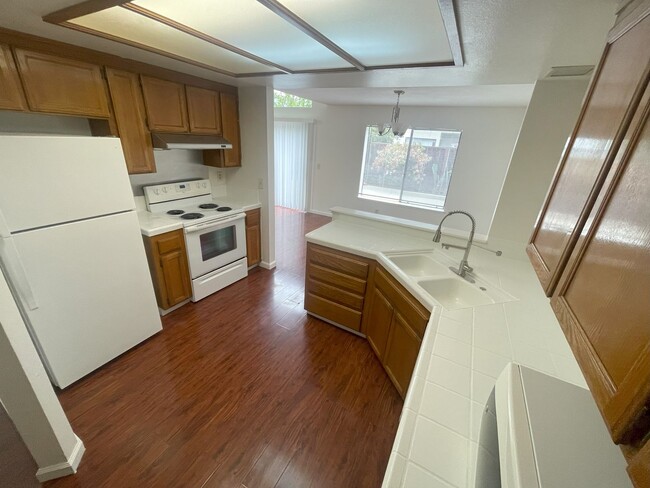 Building Photo - $3,490 - GORGEOUS THREE BEDROOM REMODELED ...