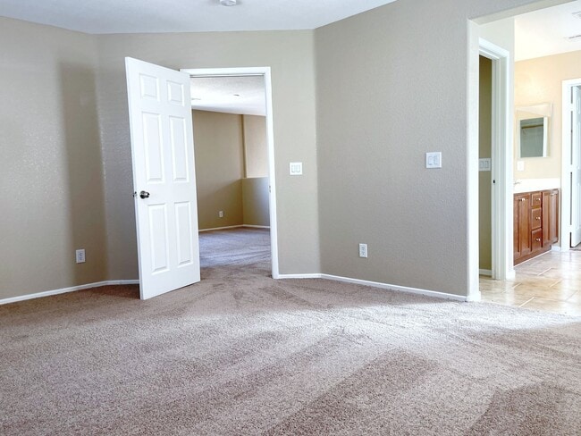 Building Photo - Spacious Living, Granite Counters, Great Location!