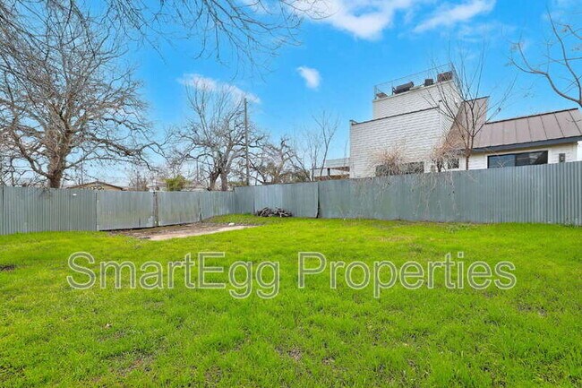 Building Photo - 1309 E 13th St