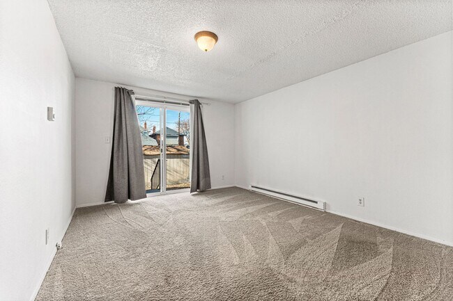 Building Photo - Great location near City Park!