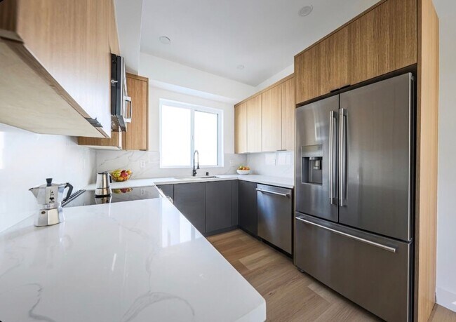 Building Photo - 1237 N Orange Dr