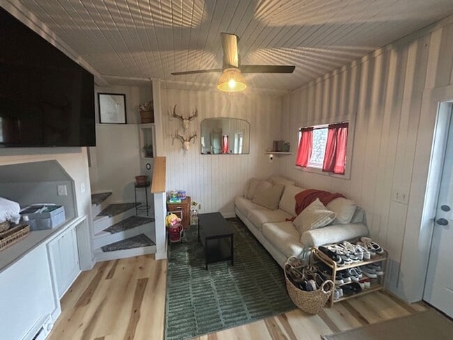 Building Photo - 2 bedroom 1 bath single family home