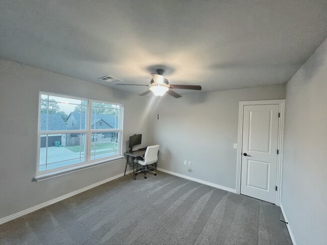 Building Photo - 327 W Kinniburgh Dr