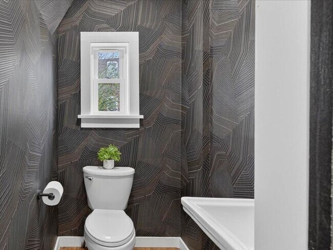 Building Photo - Gorgeous 4 Bedroom 2.5 Bathroom Available ...