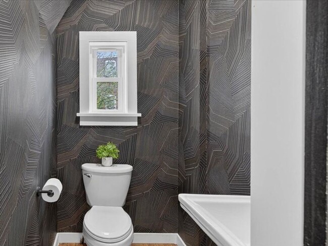 Building Photo - Gorgeous 4 Bedroom 2.5 Bathroom Available in Lancaster City