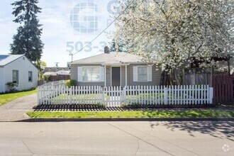 Building Photo - Two Bedroom Bungalow Available in Lents Ne...