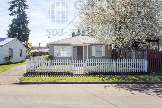 Primary Photo - Two Bedroom Bungalow Available in Lents Ne...