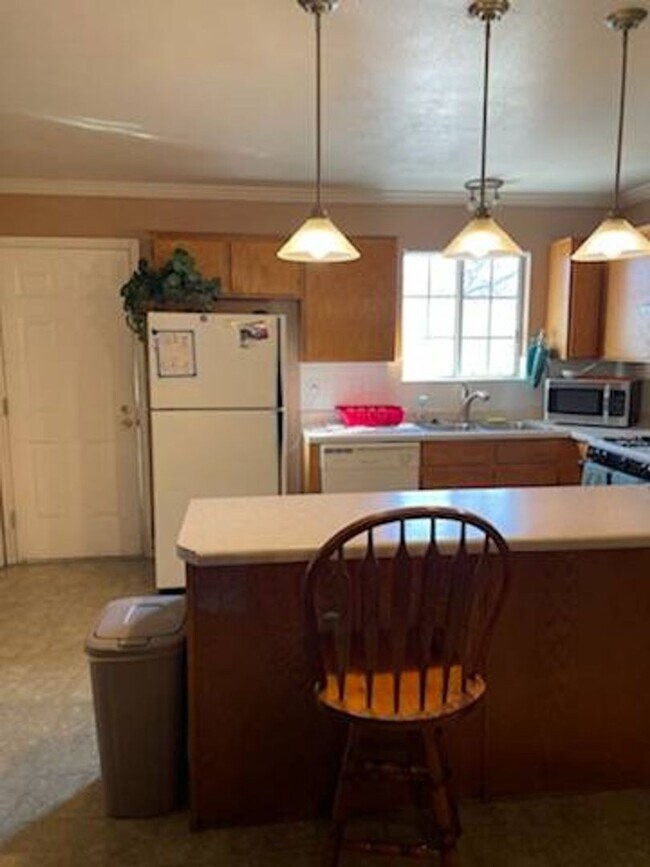 Building Photo - 2 Bed - 1.5 bath - Townhouse Living