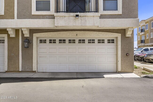 Building Photo - 2450 W Glenrosa Ave