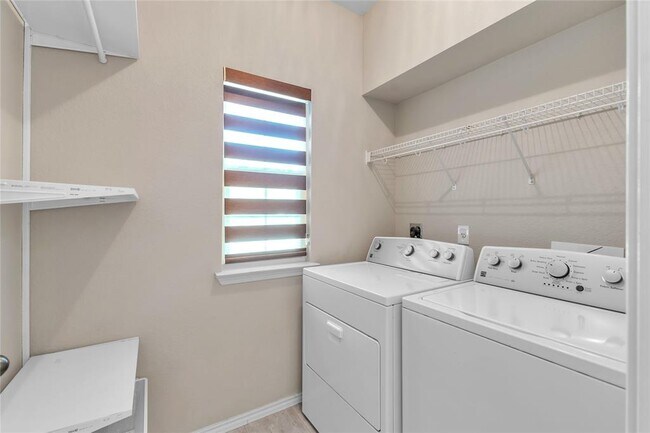 Building Photo - 3730 Castle Rock Dr