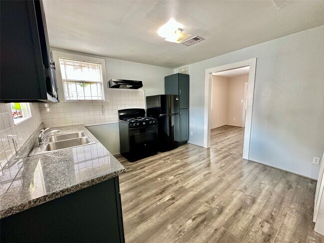 Building Photo - 305 N Live Oak St