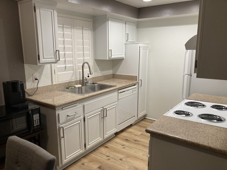 Building Photo - 1407 N Sunrise Way