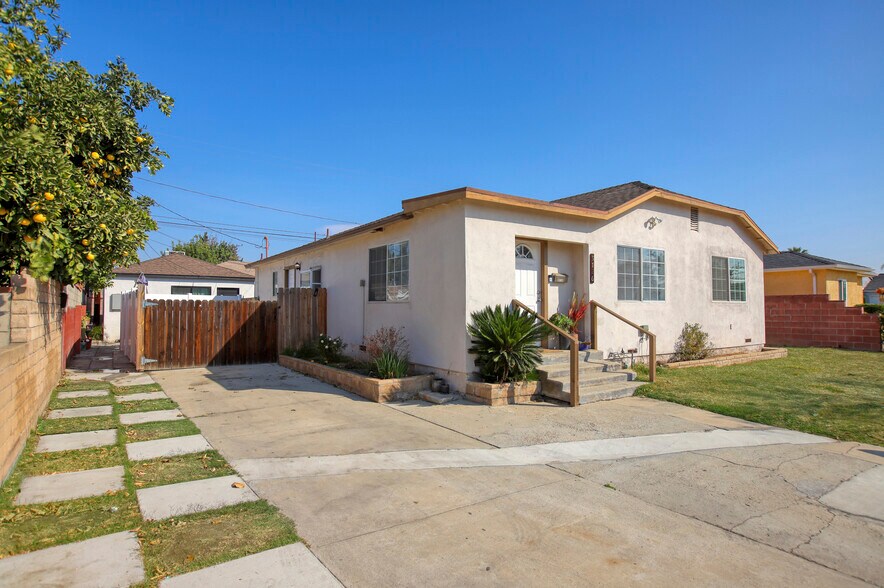 Building Photo - 9726 Mercedes Ave