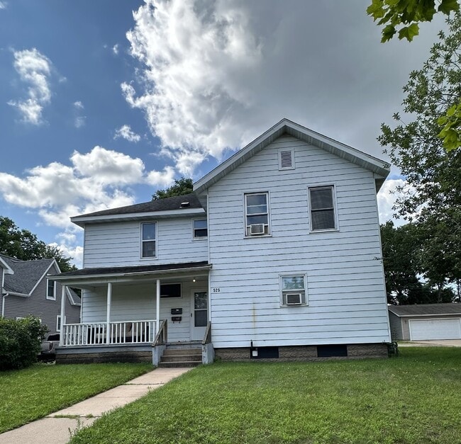 Primary Photo - 3 Bed 2 Bath close to UWEC! Available June...