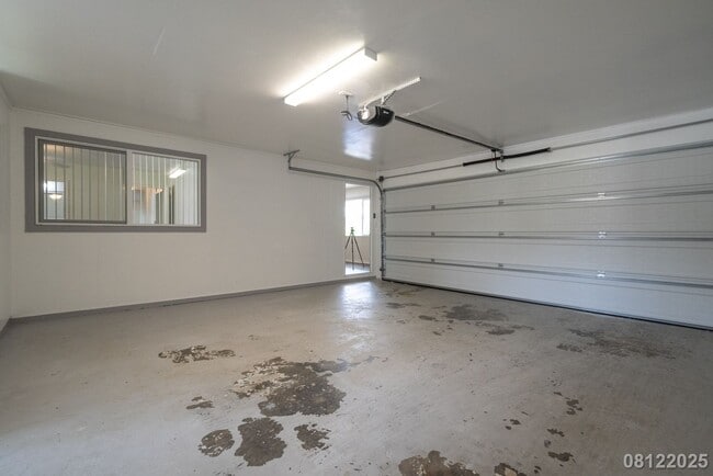 Building Photo - UPGRADED 4BR 2BA House in MANOA with SPLIT...