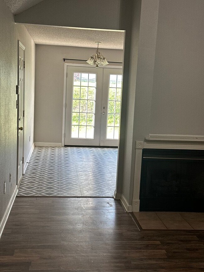 Building Photo - Move-in Ready!  3-Bed, 2-Bath Home in Bent...