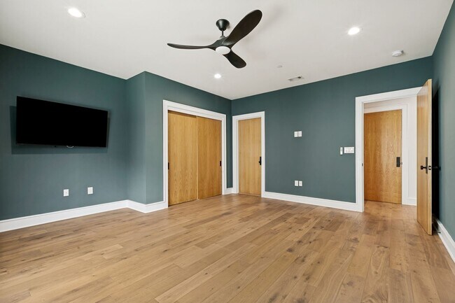 Building Photo - LUXURY TOWNHOME IN LONE STAR DISTRICT