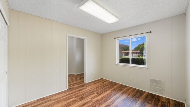 Building Photo - 140 Cloverleaf Dr