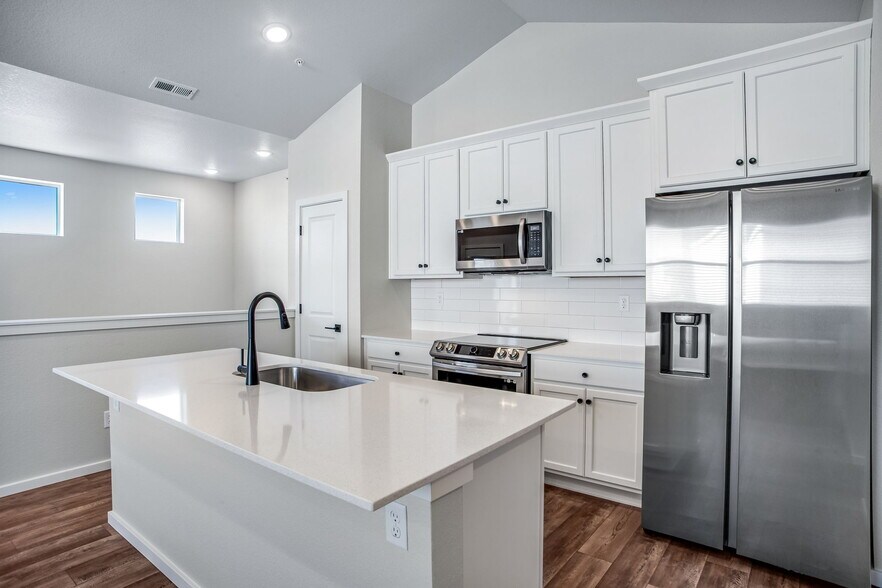 Kitchen appliances - 1788 Iron Wheel Dr