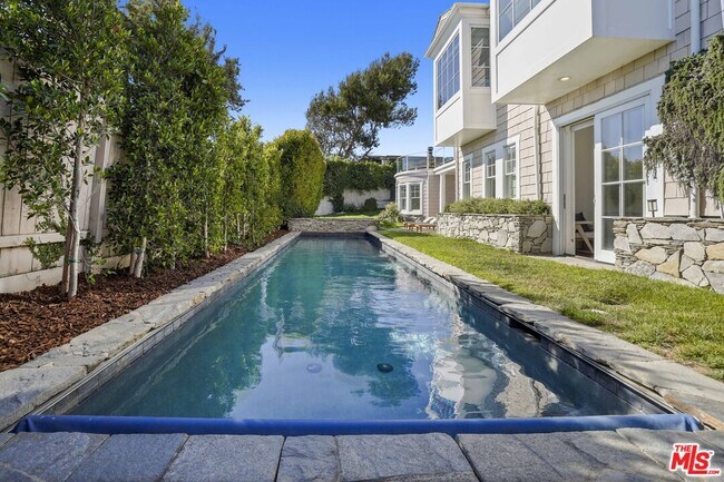 Building Photo - 7335 Birdview Ave