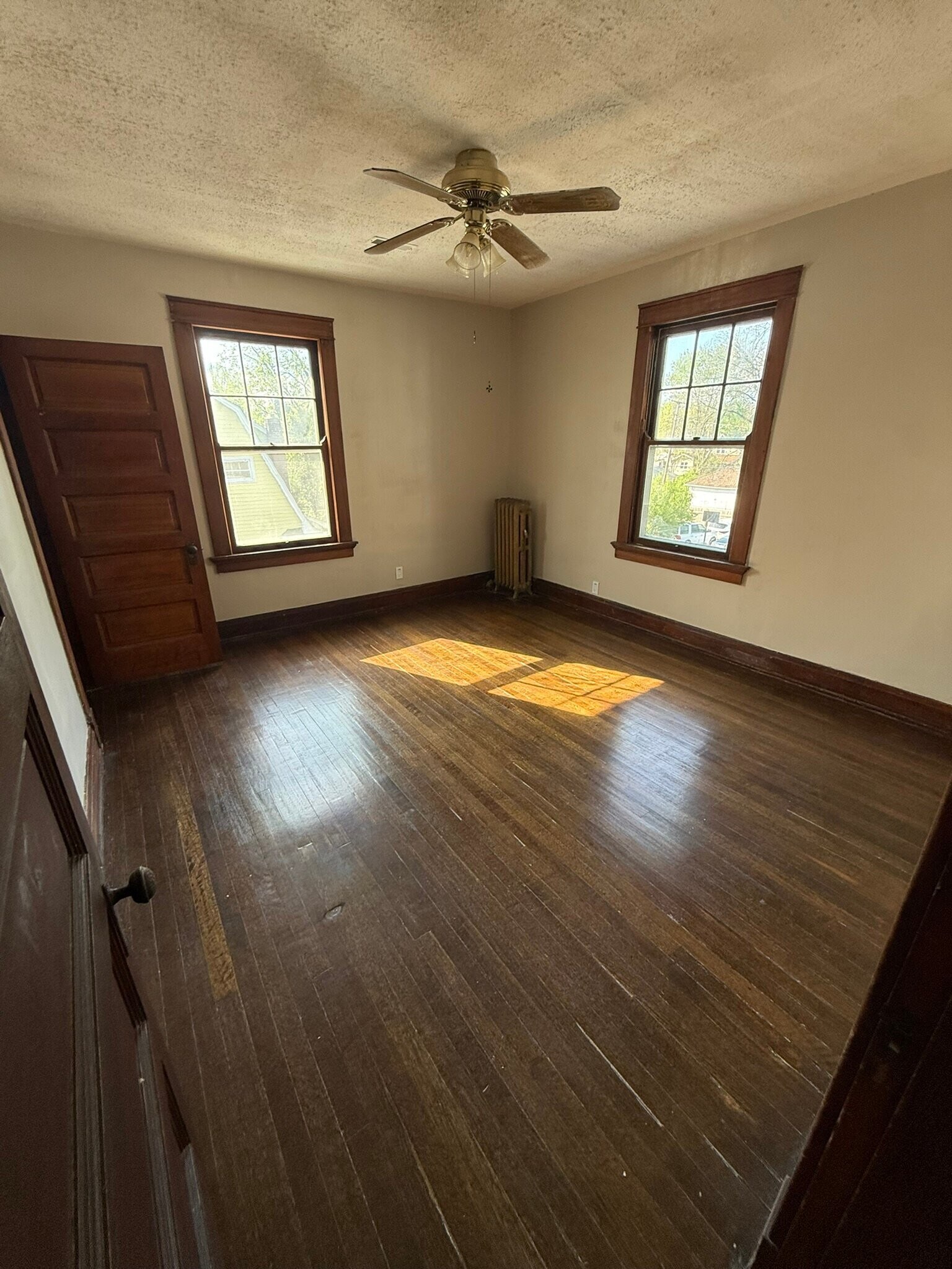 Building Photo - 907 Main St