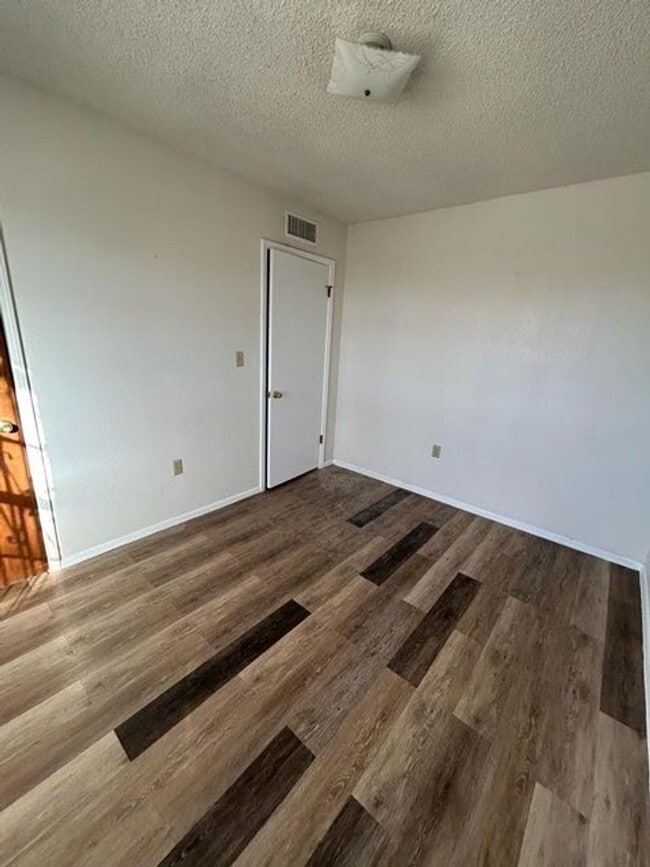 Building Photo - 3 Bed 1.5 Bath Home Available!