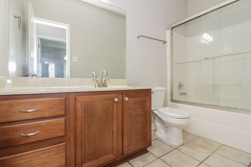 Building Photo - 70 Penny Ln