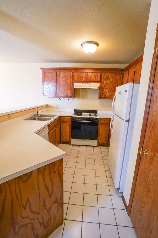 Building Photo - Must see 2 bed, 2 bath duplex near the University of Oklahoma