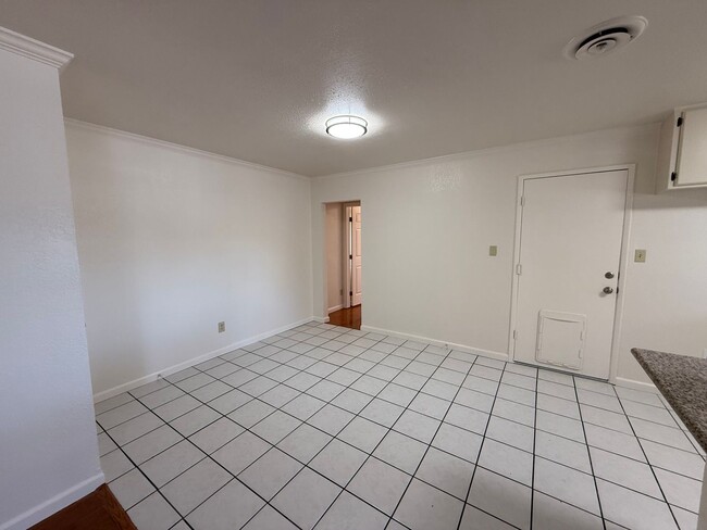 Building Photo - 4-bedroom single story in East Modesto!