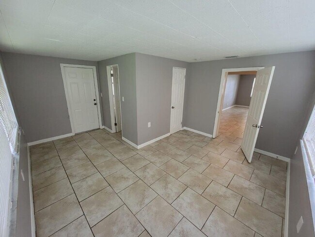 Building Photo - BEAUTIFUL 3/2/1 1020 Sq Ft, UPDATED kitchen & bath, ALL tile floors, LARGE fenced in yard!!