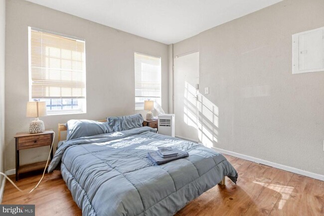 Building Photo - 400 N Rose St